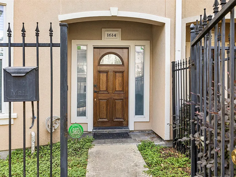 1614 Stuart St — Photo 3