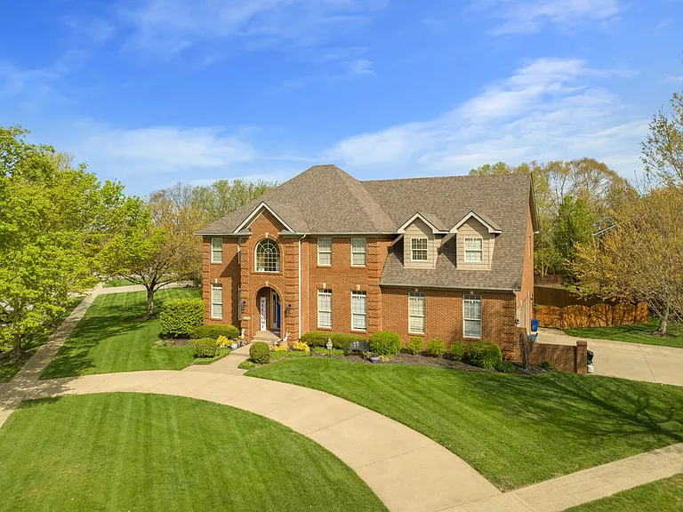 2128 Roswell Dr — Photo 2