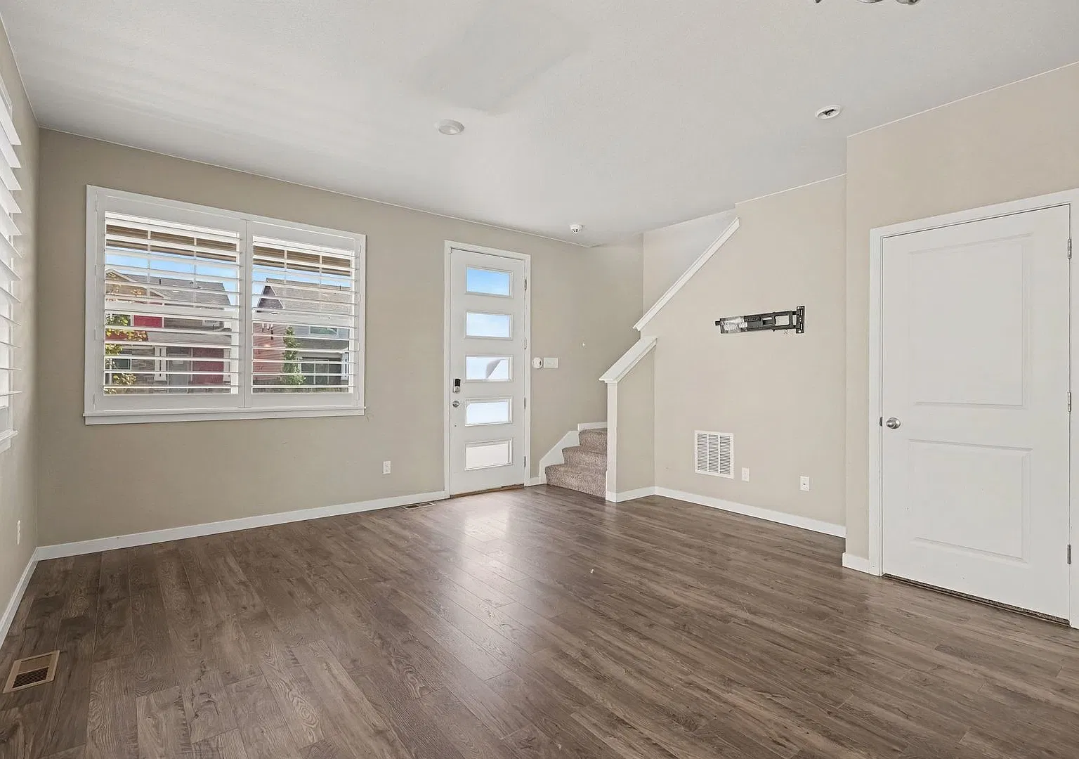 Beautiful Newer 3-Bedroom Home in Horizon Uptown Convenient to DIA, E-470 & Buckley SFB — Photo 4