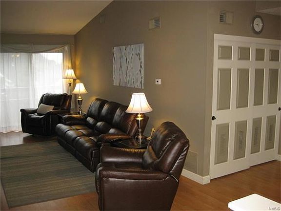 Move in ready with 6 panel doors !!