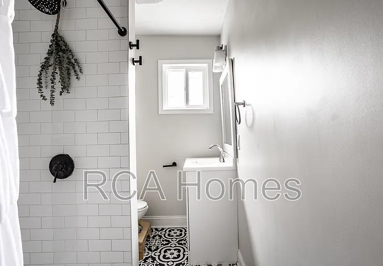 1547 Hoyt Ave — Photo 17