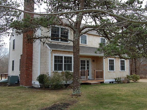 OAK BLUFFS : Beautiful Family Home