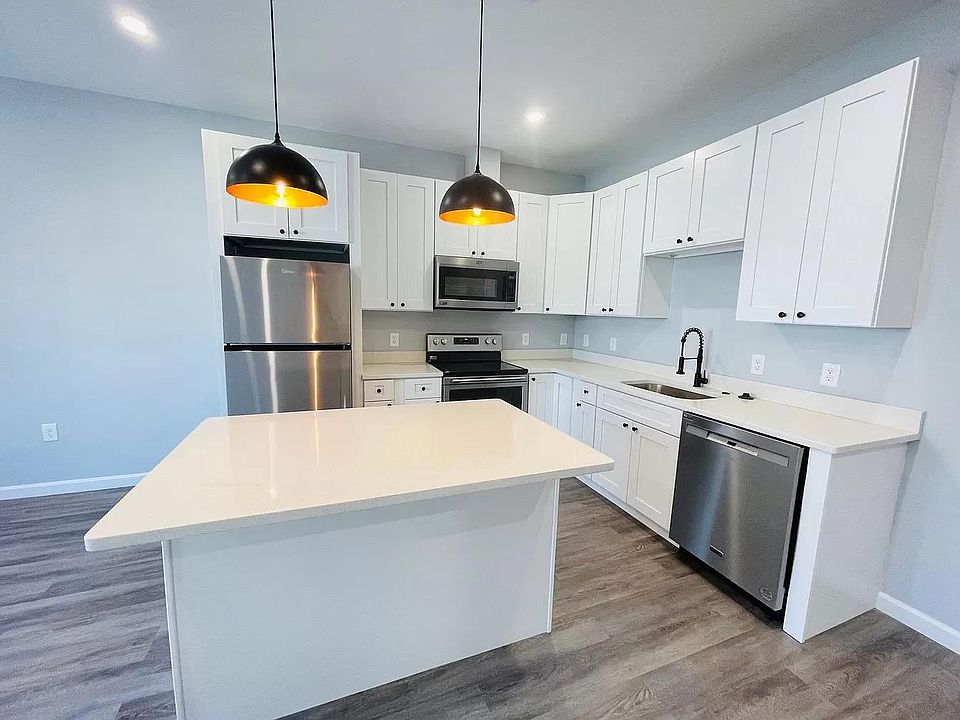 1st image of 487 Lincoln St #3