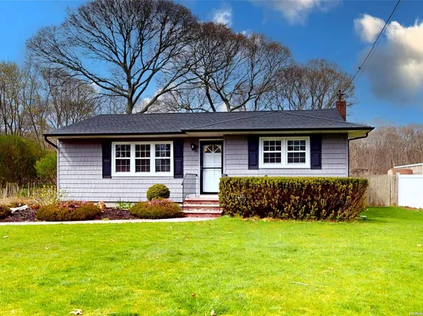 5 Tulip Court, Moriches, NY 11955