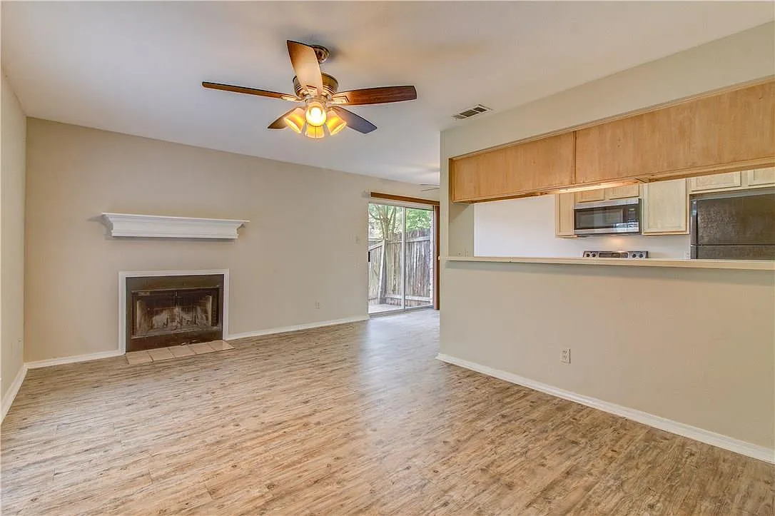 2 bed, 2.5 bath, 1030 sqft, $925 — Photo 3