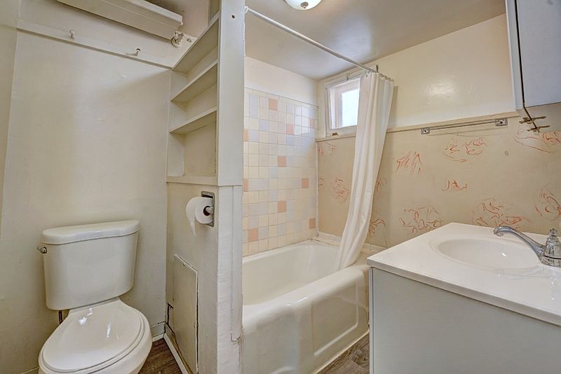 2nd image of 828 Grand Ave APT 5