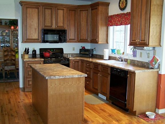 Great kitchen w lots of space