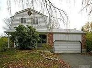 29 Boxwood Dr, Kings Park, NY 11754