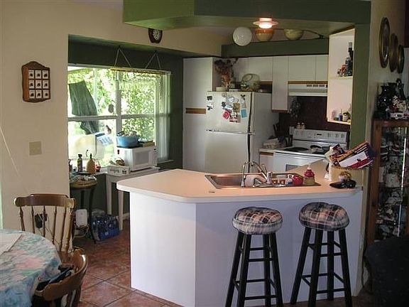 KITCHEN W/ BREAKFAST BAR