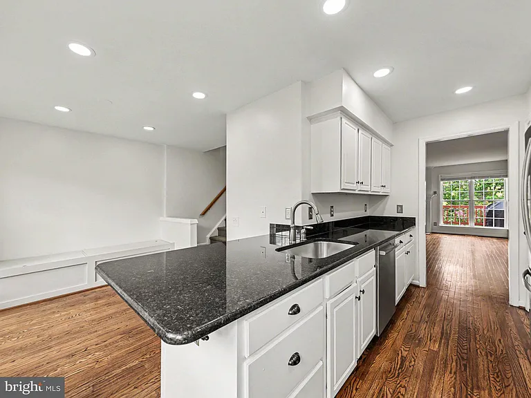 11527 Bertram St — Photo 10