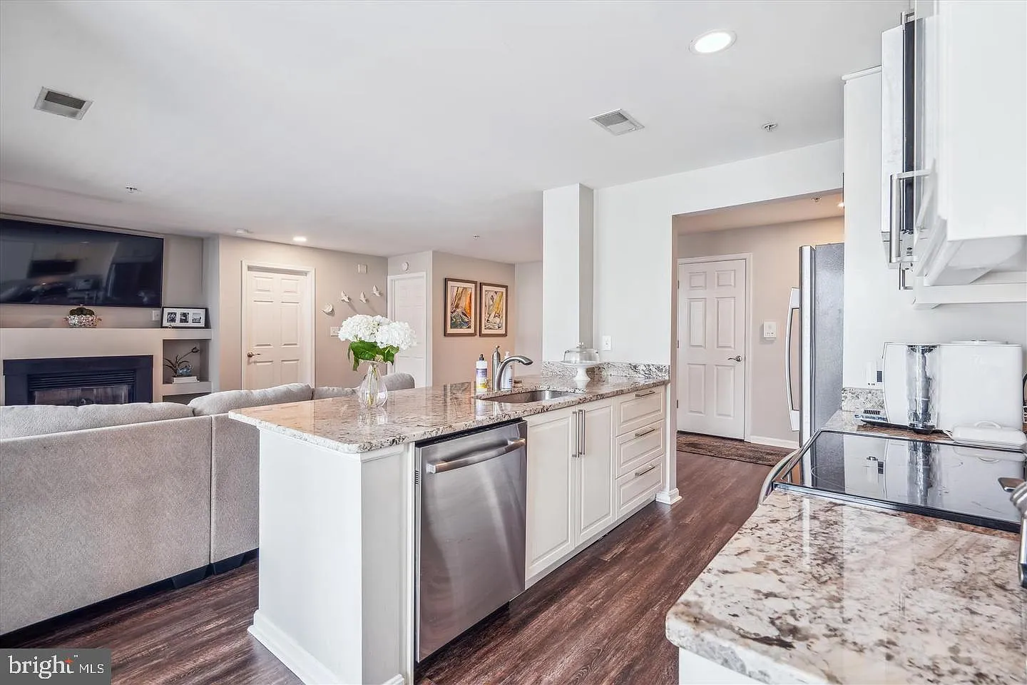 2 bed, 1.5 bath, 1007 sqft, $2,550 — Photo 2