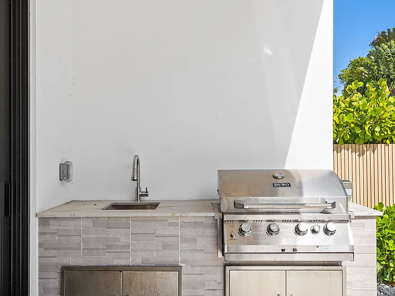 1504 NE 6th St — Photo 5