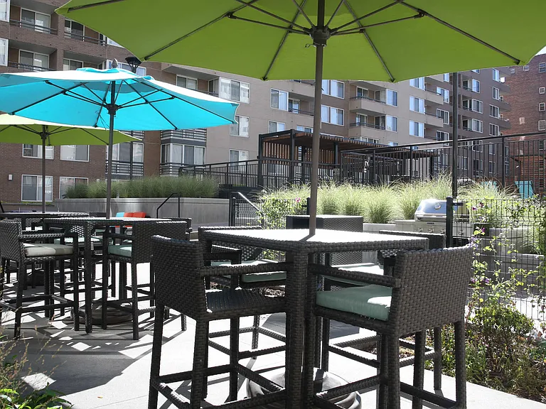 300 East 17th Apartments — Photo 29