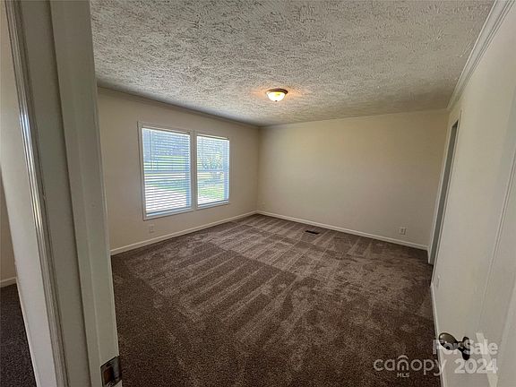 5th image of 111 Sweetwater Dr