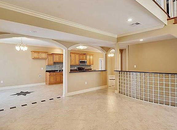 4th image of 11280 Lake Forest Blvd