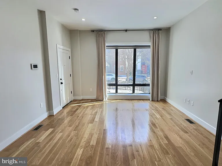 1420 Staples St NE #1 — Photo 9