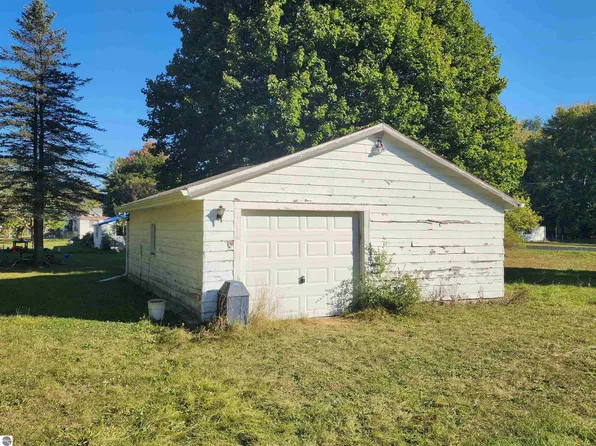 6351 Mill St, Riverdale, MI 48877