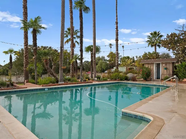 2331 Royal Crest Dr, Escondido, CA 92025