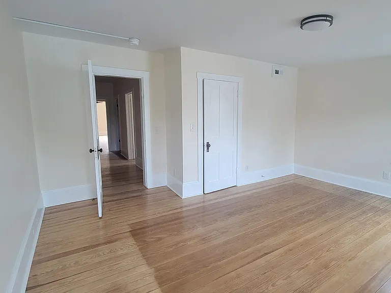 110 N Front St — Photo 4