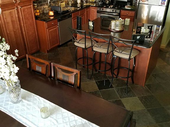 4th image of 22 Regina Ln