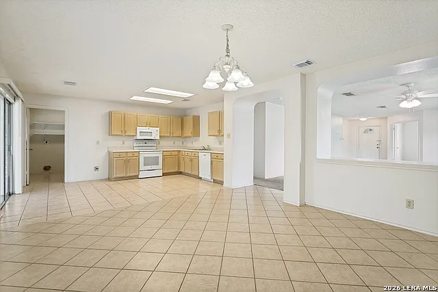3 bed, 2.0 bath, 1633 sqft, $1,700 — Photo 3