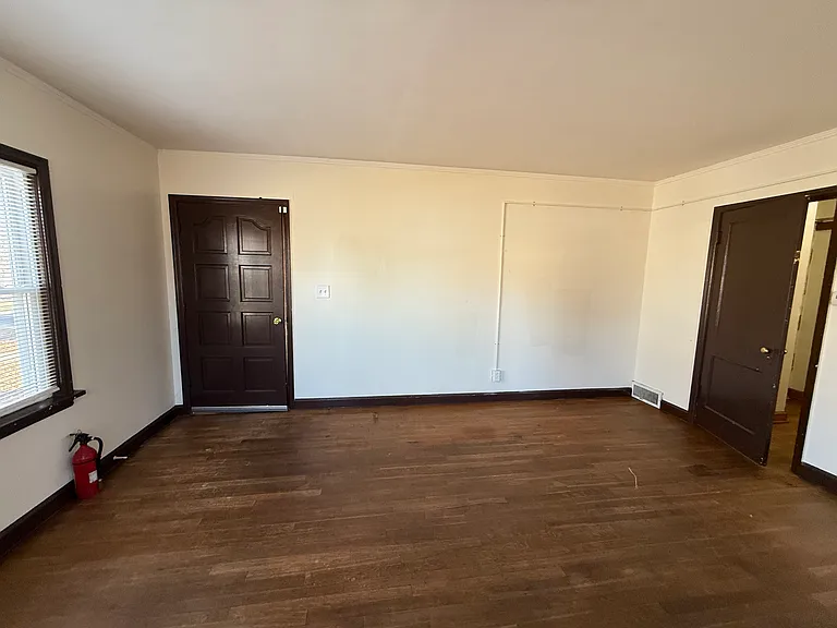 231 W 4th St #2 — Photo 8