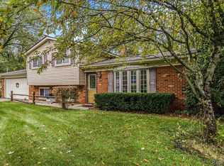 2825 Cherry Rd, Highland, MI 48356