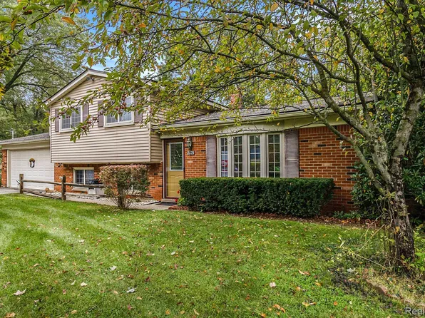 2825 Cherry Rd, Highland, MI 48356