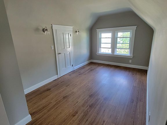 3rd image of 839 Brewster St Floor 3