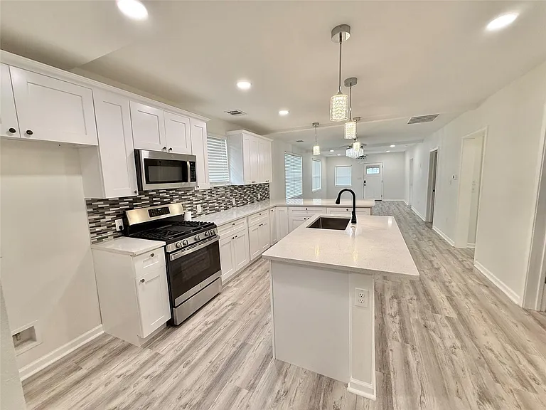 1401 W 7th St — Photo 6