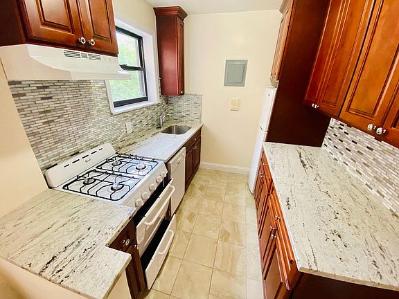 4th image of 225 Larchmont Ave #3