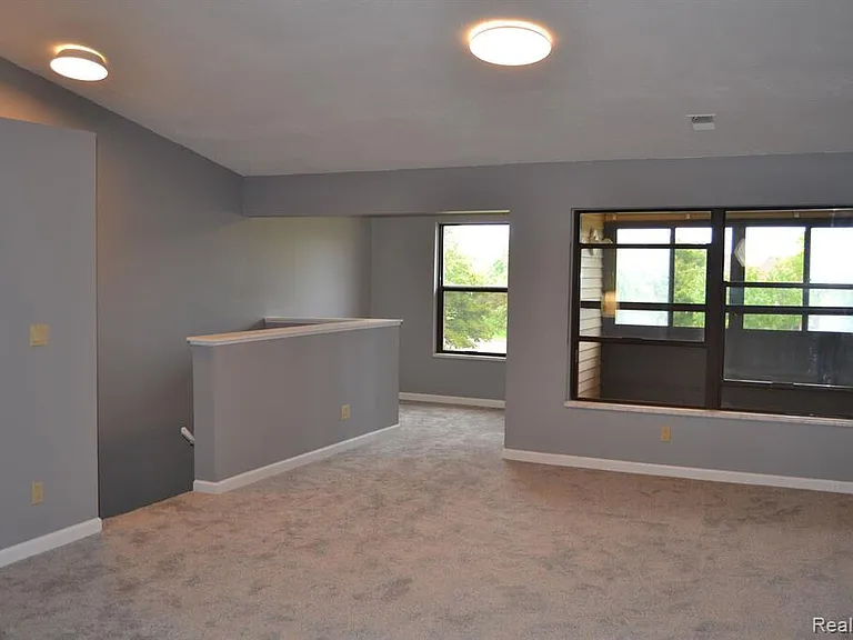 19259 Surrey Ln — Photo 2