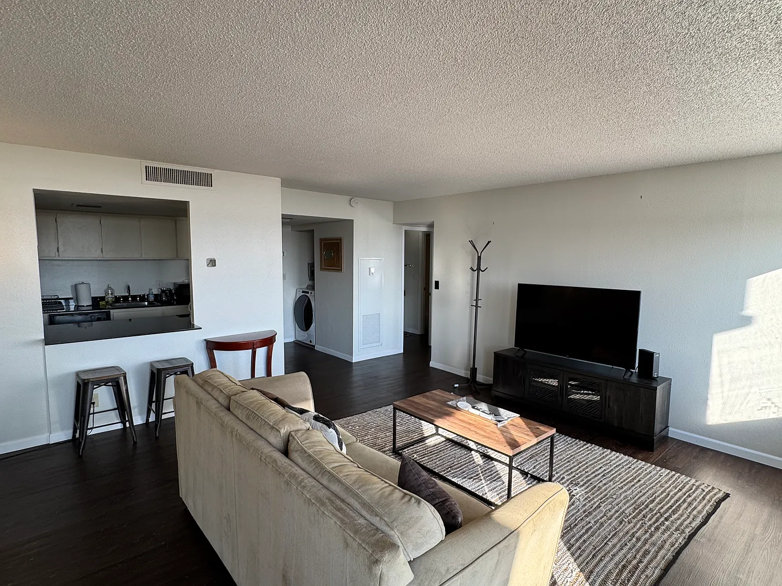 450 W 7th St — Photo 3