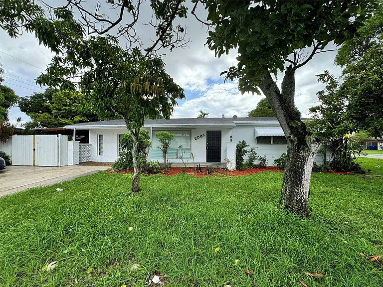2091 Oleander Dr — Photo 2