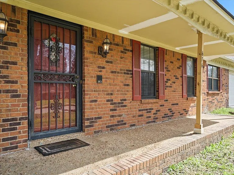 676 Hermitage Trail Dr — Photo 4
