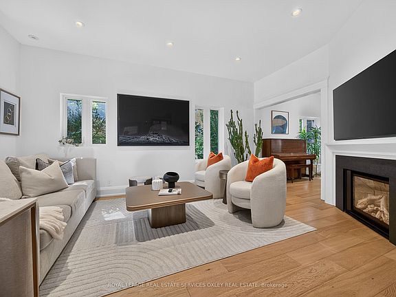 4th image of 20 Edgewood Cres
