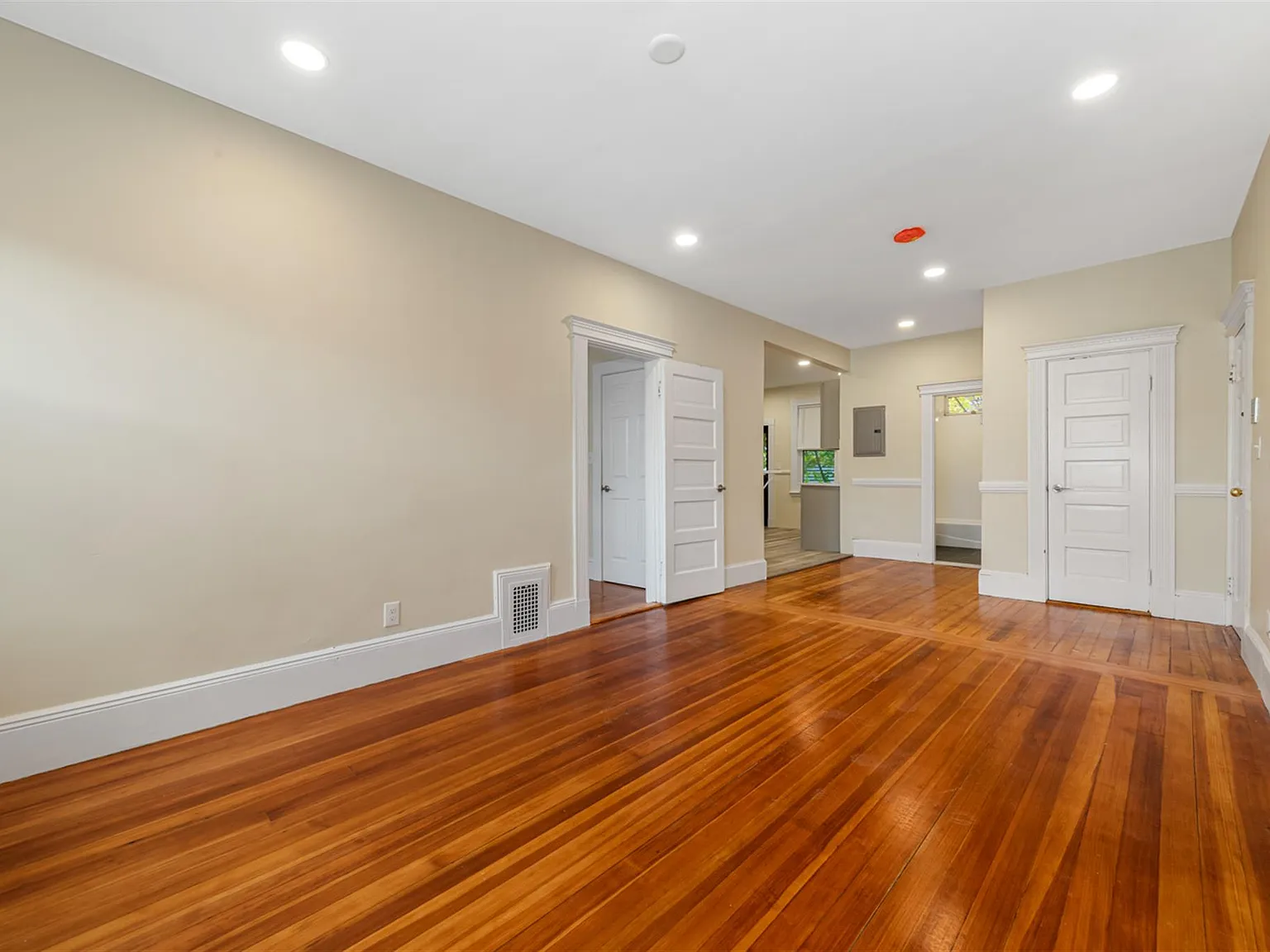 3 bed, 920 sqft, $2,995 — Photo 2