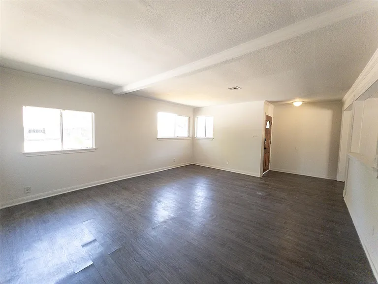 814 Eastlake St — Photo 9