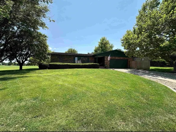 1009 Ruth Ann Dr, Dodge City, KS 67801