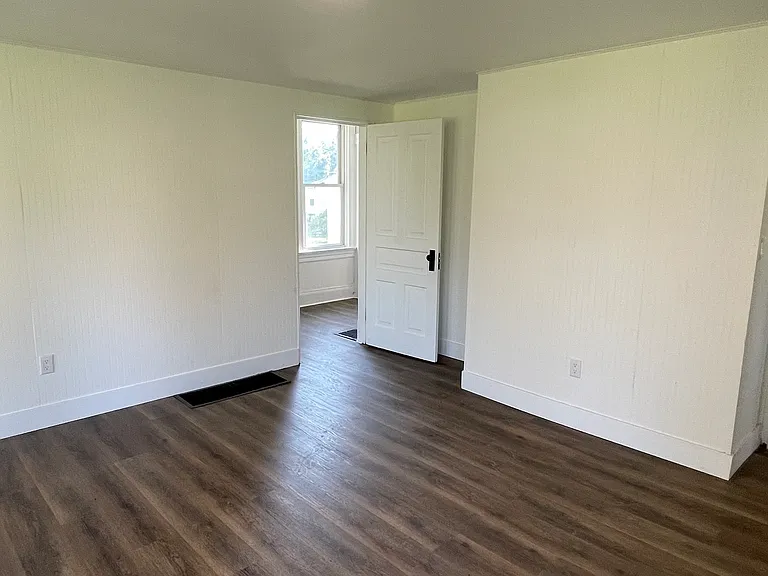 240 Robinson St — Photo 16