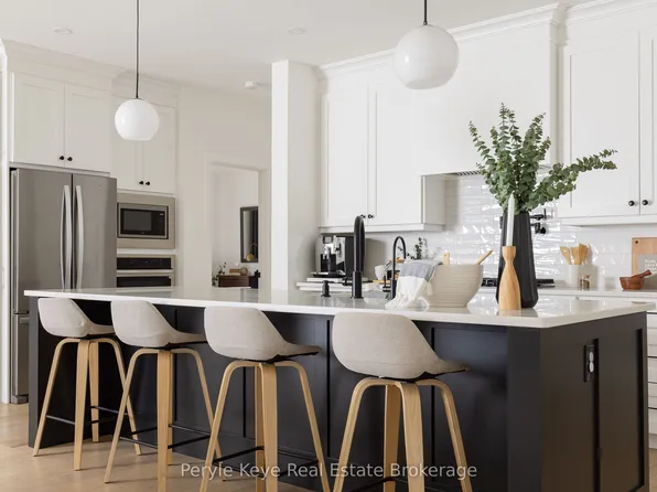 103 Granite Dr, Huntsville, ON P1H 2N5