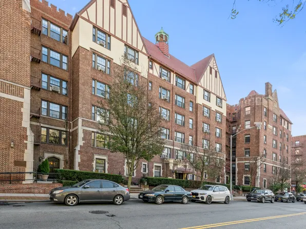 109-14 Ascan Avenue image 1 of 20