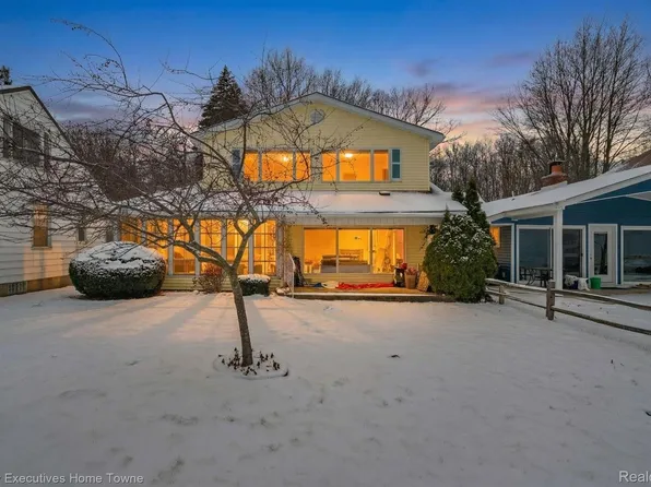 5430 Lakeshore Rd, Fort Gratiot, MI 48059