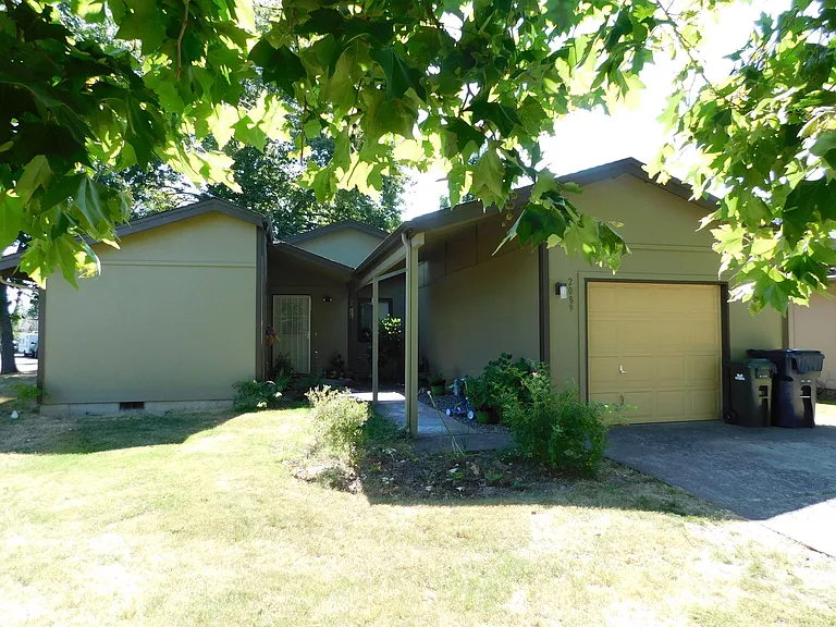 2083 Laurelhurst Dr — Photo 12
