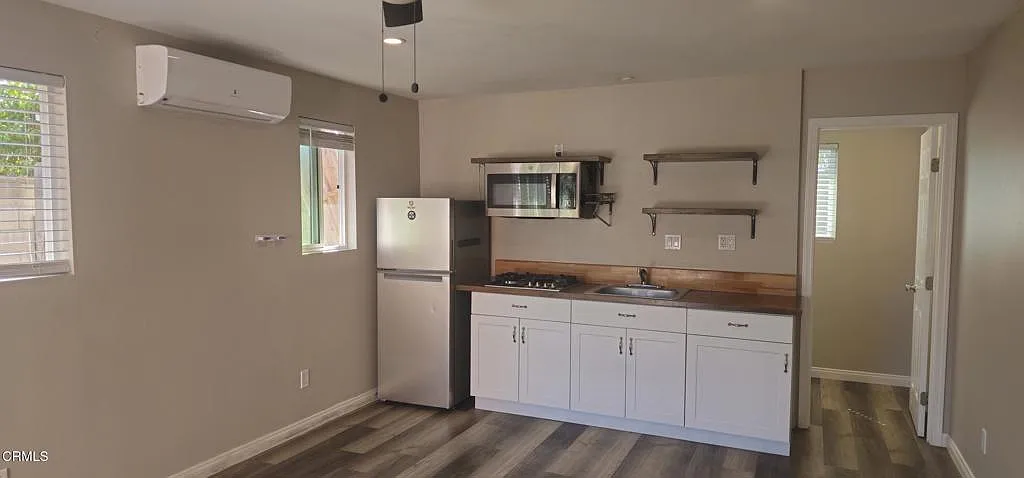Studio, 450 sqft, $1,950 — Photo 3