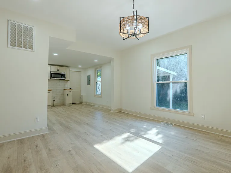 2149 Larch St — Photo 3