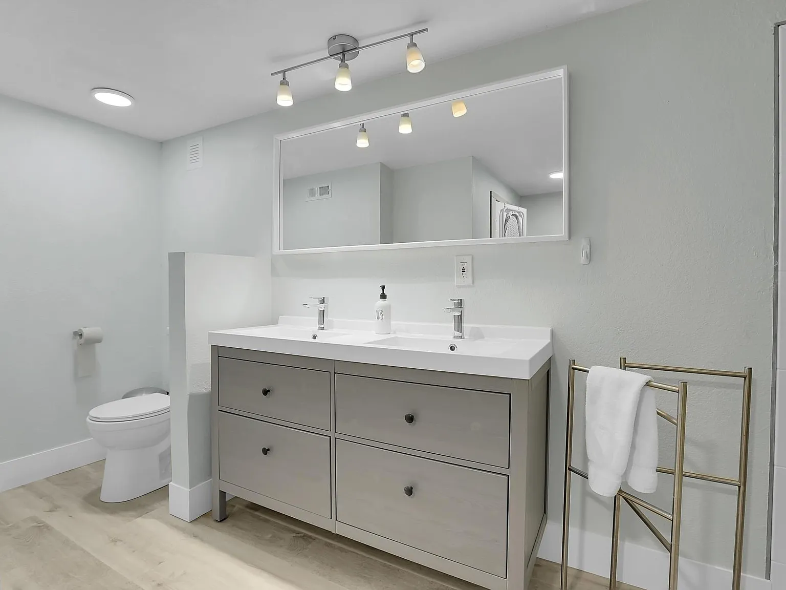 1 bed, 800 sqft, $1,549 — Photo 3