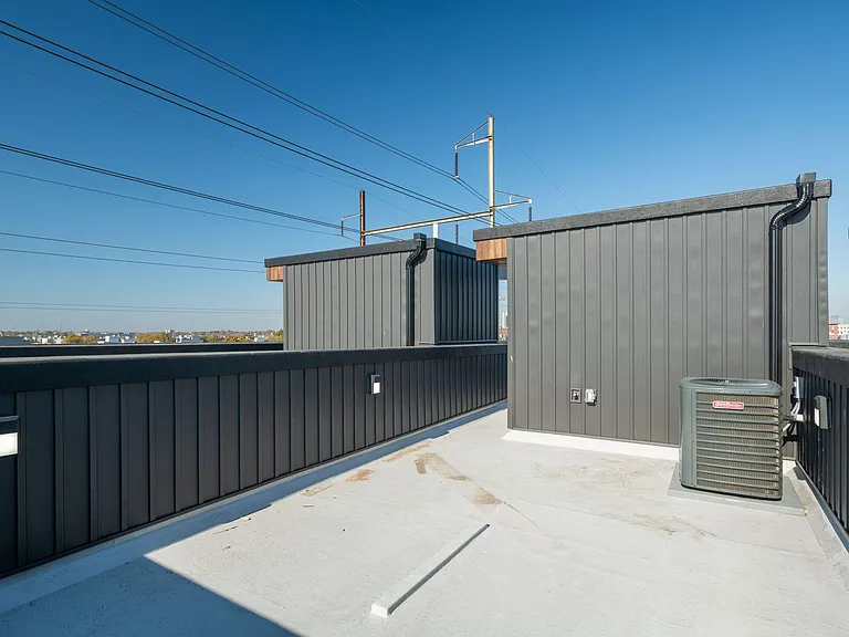 2456 Dickinson St — Photo 10