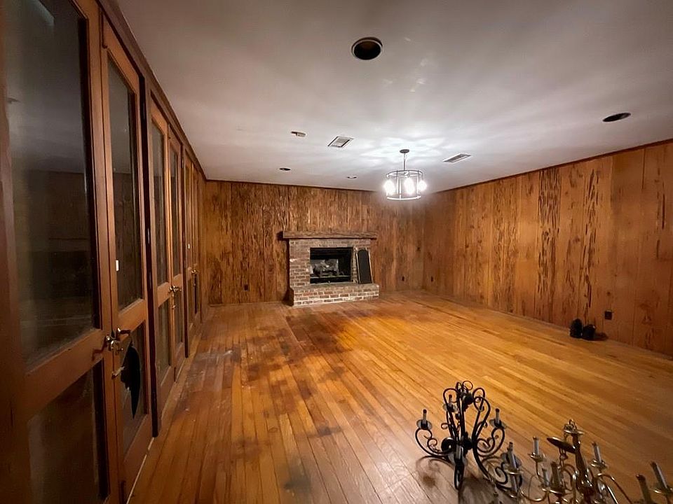 1st image of 912 S Main St