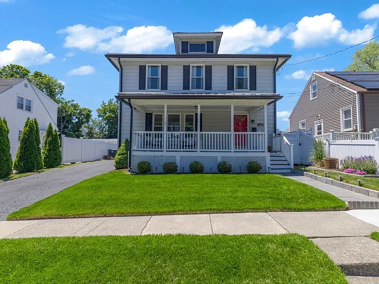 44 Hazelwood Ave — Photo 1